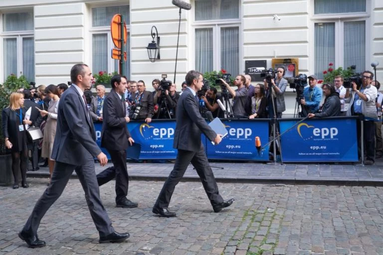 Μητσοτάκης από Βρυξέλλες: «Κουτσή πάπια η κυβέρνηση»! Αιχμές για τα «μυστικά κονδύλια» του Κοτζιά